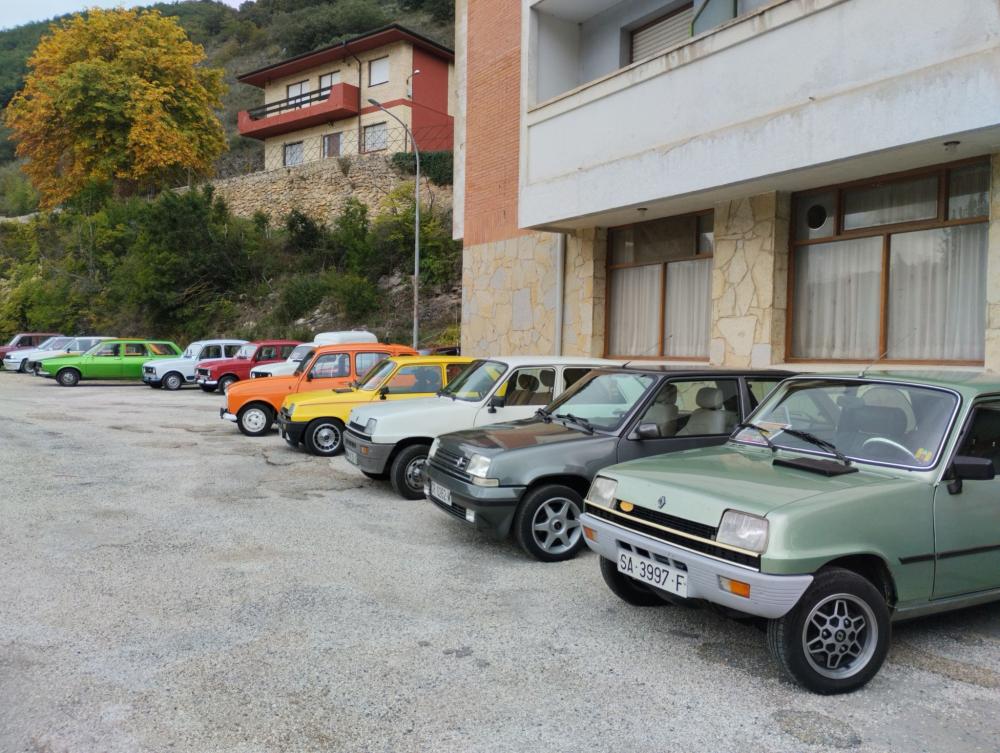 Puede ser una imagen de coche, jeep y texto