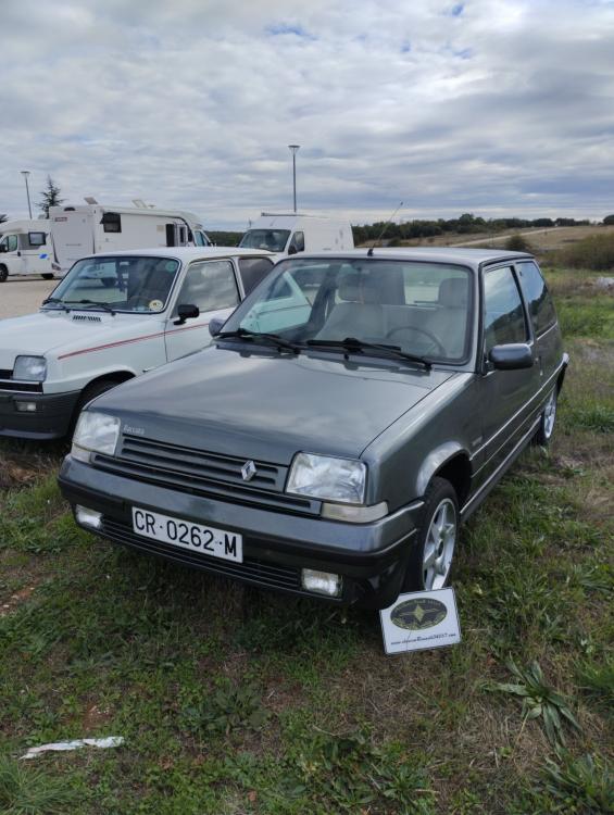 Puede ser una imagen de coche, camioneta y texto